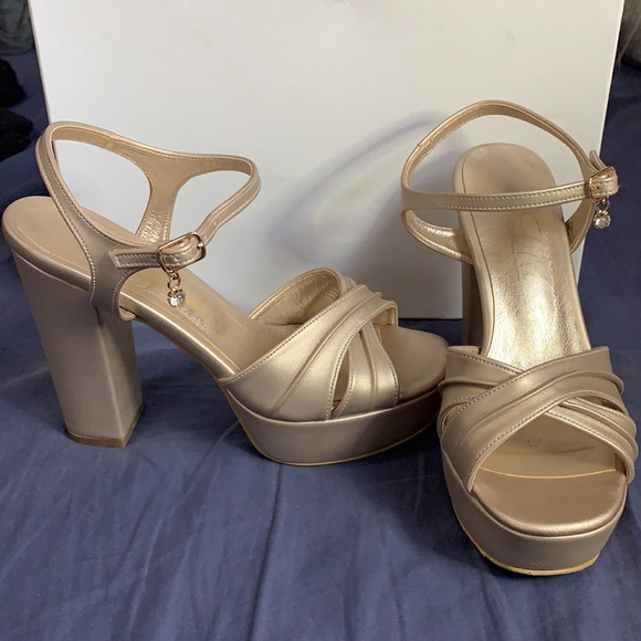 Sandal/shoe light gold open toe, chunky heel very comfortable buckle at ankle 35 - Picture 5 of 5